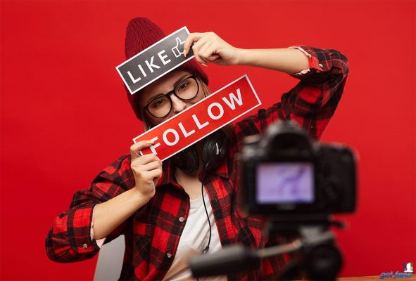 Influencerin hält Labels von Tiktok Likes und Follower kaufen